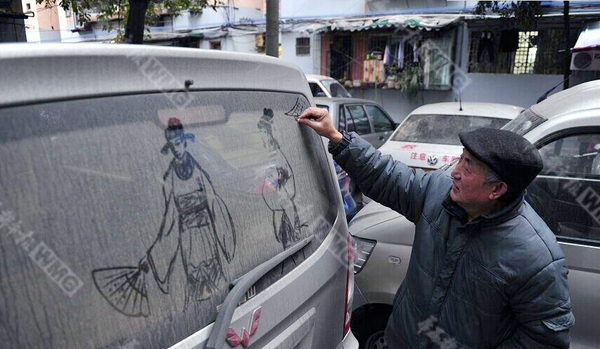 成都退休教师车窗上手绘仕女图走红网络2