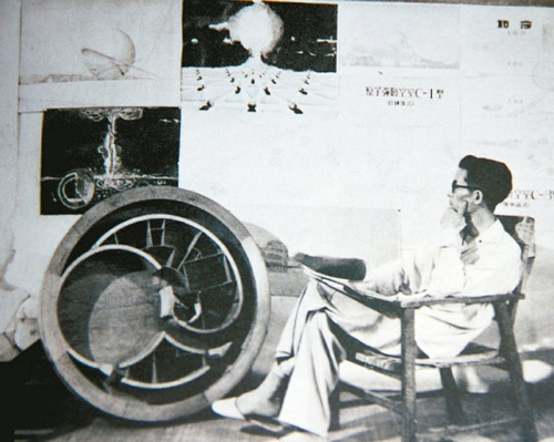 台湾文化大学建筑系第一届系主任卢毓骏家，当年坐在其所设计的草山防空洞模型，思索防爆设计1