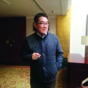 海岩接受记者采访 海岩接受记者采访