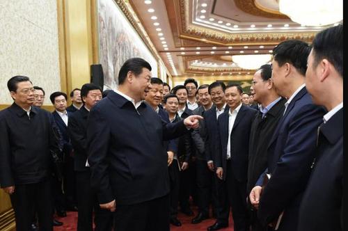 习近平与大家交谈 现场图 习近平与大家交谈 现场图