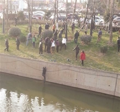 裸女跳河被围观，救人者被无视？