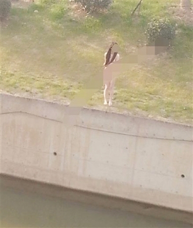 裸女跳河被围观，救人者被无视？