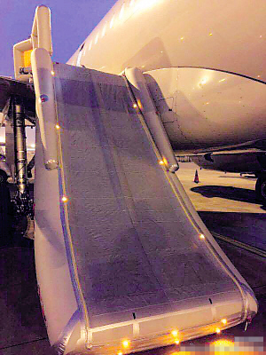 重庆再现飞机安全门被开事件-乘客开门原因不明2 重庆再现飞机安全门被开事件-乘客开门原因不明2