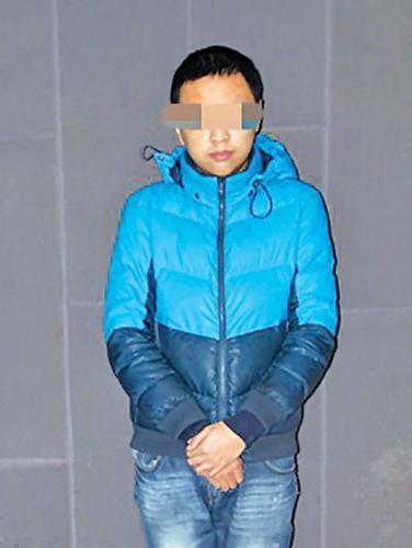 沈某发在社交网站上的照片沈某卸妆后的照片(图由库尔勒市公安局提供) 沈某发在社交网站上的照片沈某卸妆后的照片(图由库尔勒市公安局提供)