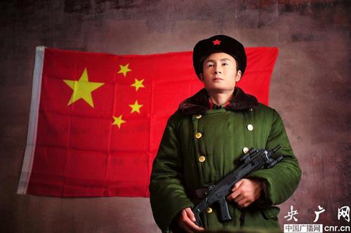 张艺冬整形后拍摄了一组整形后模仿雷锋同志的写真。图片来源：中央广播网