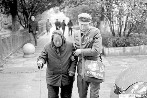 张艺冬整形后拍摄了一组整形后模仿雷锋同志的写真。图片来源：中央广播网2