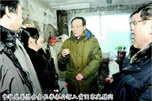 中华慈善总会会长李本公深入贫困家庭慰问 中华慈善总会会长李本公深入贫困家庭慰问