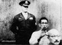 大川周明打东条英光头时的场景 大川周明打东条英光头时的场景