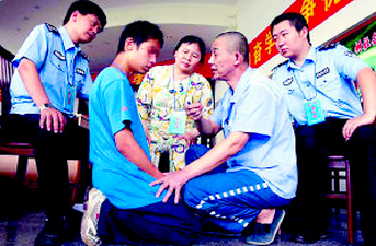 父子吸毒拘留所相遇被关同一间牢房-送被子染上毒瘾2 父子吸毒拘留所相遇被关同一间牢房-送被子染上毒瘾2