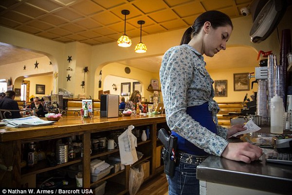 服务员腰间别枪