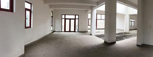 别墅内部空空如也，常年无人居住。澎湃新闻记者 龚菲 图