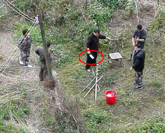 学校教官在女生宿舍楼下当场杀狗烤食3 学校教官在女生宿舍楼下当场杀狗烤食3