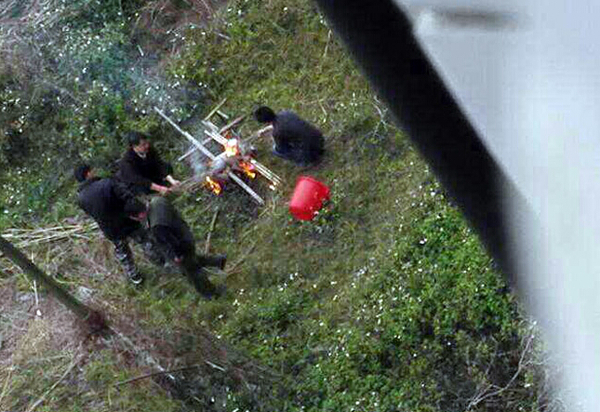 学校教官在女生宿舍楼下当场杀狗烤食2 学校教官在女生宿舍楼下当场杀狗烤食2