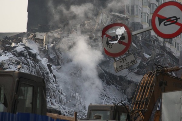 哈尔滨大火塌楼现场遭冰封如末日场景1