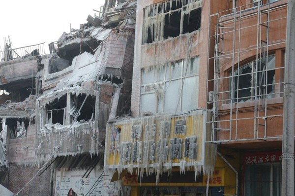 哈尔滨大火塌楼现场遭冰封如末日场景2