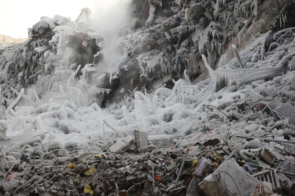 哈尔滨大火塌楼现场遭冰封如末日场景6
