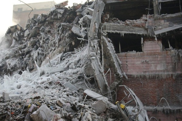 哈尔滨大火塌楼现场遭冰封如末日场景7