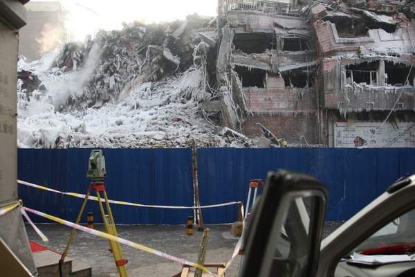 哈尔滨大火塌楼现场遭冰封如末日场景9