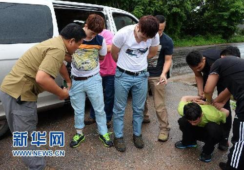 图为公安机关查获偷越国（边）境犯罪嫌疑人。新华社发