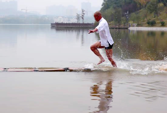 泉州少林武僧长沙成功水上漂120米-刷新世界纪录3 泉州少林武僧长沙成功水上漂120米-刷新世界纪录3