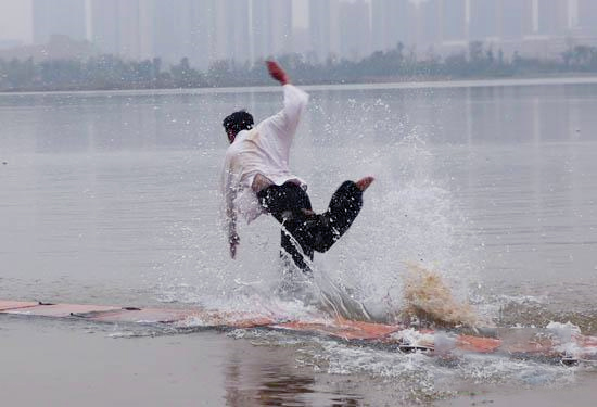 泉州少林武僧长沙成功水上漂120米-刷新世界纪录2 泉州少林武僧长沙成功水上漂120米-刷新世界纪录2
