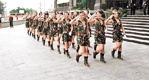 东莞金朗酒店曾因组织“小姐阅兵”事件走红网络，有网友爆出刘伯权是幕后老板。刘伯权虽否认，但南都记者在其出示的金朗酒店工商登记信息中，排名第三的股东正是刘的大儿子。图片来源于网络