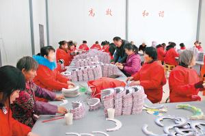 龙山村村民正在赶制灯笼 龙山村村民正在赶制灯笼