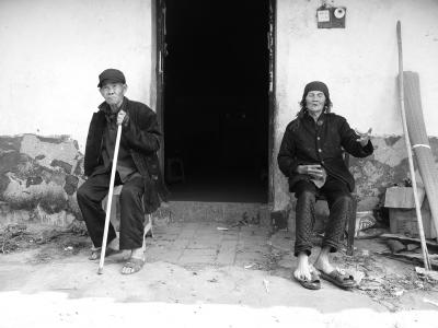 两老人被赶出家门露宿街头 共育有7个子女 两老人被赶出家门露宿街头 共育有7个子女