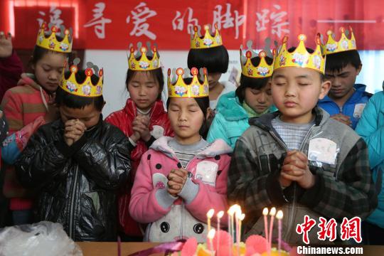 90余名孤儿喜收新年“温暖包”1 90余名孤儿喜收新年“温暖包”1