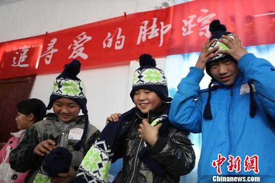 90余名孤儿喜收新年“温暖包”2 90余名孤儿喜收新年“温暖包”2