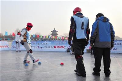 百年“冰蹴球”再现什刹海 活动将持续至23日 百年“冰蹴球”再现什刹海 活动将持续至23日