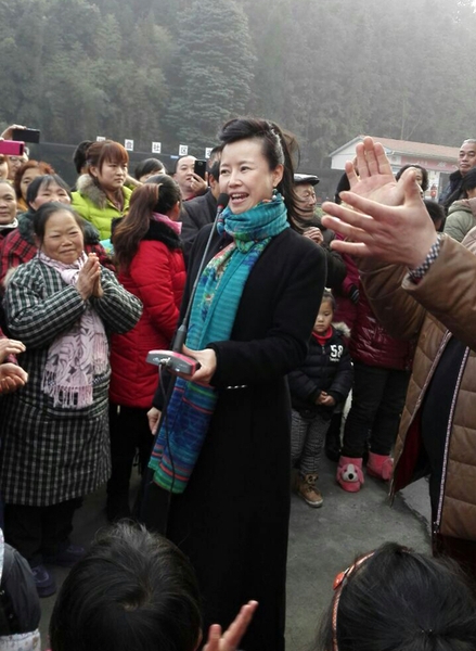 姚林辉为都江堰的父老乡亲们激情演唱，博得阵阵喝彩