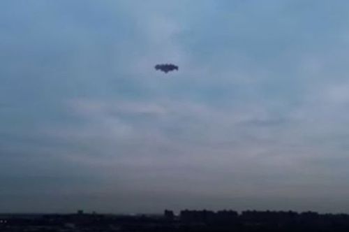 美天空惊现锯齿状不明飞行物 美天空惊现锯齿状不明飞行物