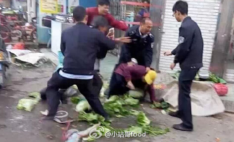 网传“珠海城管群殴小贩” 官方:商贩打城管 网传“珠海城管群殴小贩” 官方:商贩打城管