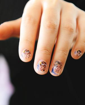 49岁男子有“逆天”巧手 可在指甲上画仕女1 49岁男子有“逆天”巧手 可在指甲上画仕女1