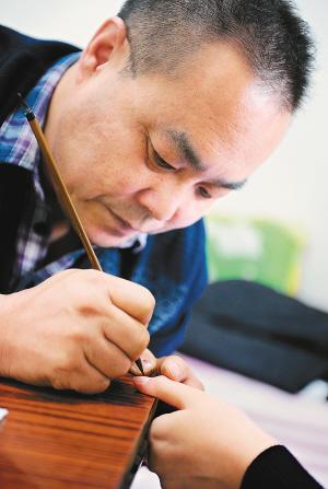 49岁男子有“逆天”巧手 可在指甲上画仕女2 49岁男子有“逆天”巧手 可在指甲上画仕女2