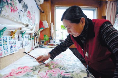 老太用孙女美术书“学成”一级画家 老太用孙女美术书“学成”一级画家