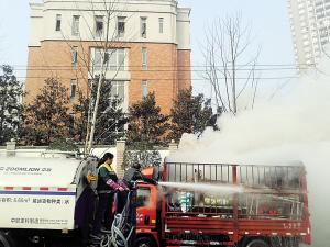 大货车行驶中突然起火 洒水车变身消防车灭火1 大货车行驶中突然起火 洒水车变身消防车灭火1