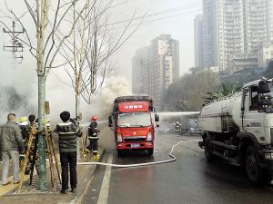 大货车行驶中突然起火 洒水车变身消防车灭火2 大货车行驶中突然起火 洒水车变身消防车灭火2