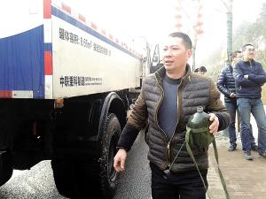 大货车行驶中突然起火 洒水车变身消防车灭火3 大货车行驶中突然起火 洒水车变身消防车灭火3