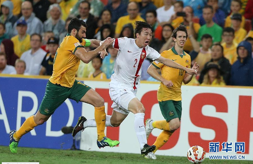 1月22日，中国队球员任航（中）在比赛中拼抢。当日，在澳大利亚布里斯班体育场进行的2015年亚洲杯足球赛四分之一比赛中，中国队对阵澳大利亚队。 新华社记者曹灿摄
