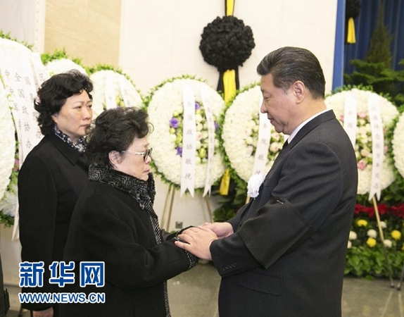 1月22日，张万年同志遗体在北京八宝山革命公墓火化。习近平、张德江、俞正声、刘云山、王岐山、张高丽等前往八宝山送别。这是习近平与张万年亲属握手，表示深切慰问。新华社记者马占成摄
