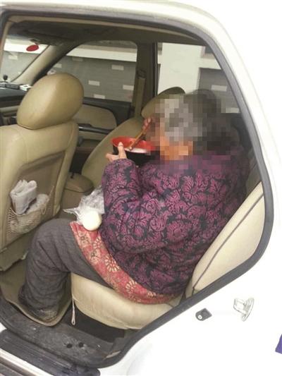 7旬老太为看望外地打工儿子 徒步上高速 7旬老太为看望外地打工儿子 徒步上高速