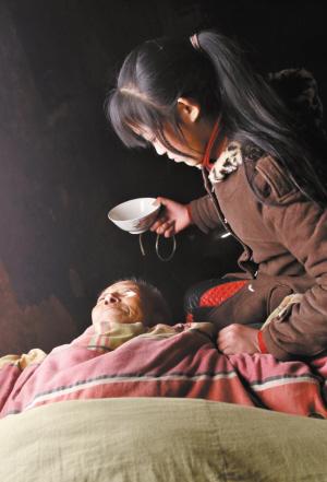 初二女孩辍学照料脑血栓父亲 将上学机会让弟弟1 初二女孩辍学照料脑血栓父亲 将上学机会让弟弟1