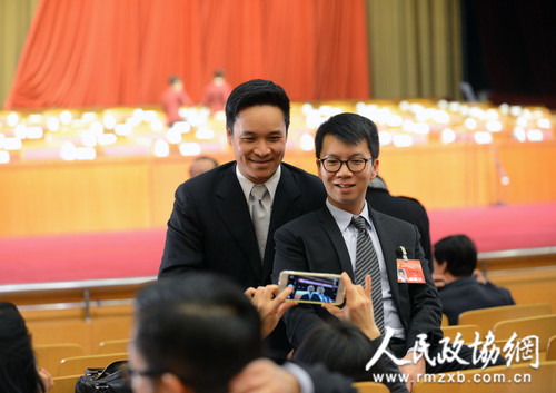 1月26日下午，政协北京市第十二届委员会第三次会议闭幕。会议通过政协北京市第十二届委员会第三次会议关于常务委员会工作报告的决议，通过政协北京市第十二届委员会第三次会议政治决议。图为闭幕会前，委员们拍照留念。记者 齐波 摄_副本