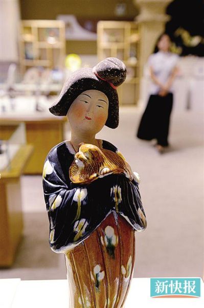 唐三彩作品《贵妇游春》 新华社发 唐三彩作品《贵妇游春》 新华社发