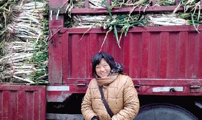 农民种大葱丰收遭遇滞销 爱心人士买近20万斤 农民种大葱丰收遭遇滞销 爱心人士买近20万斤