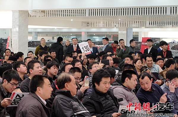 公车拍卖第二日车辆全部卖出 神秘买家拍下20余辆 2 公车拍卖第二日车辆全部卖出 神秘买家拍下20余辆 2