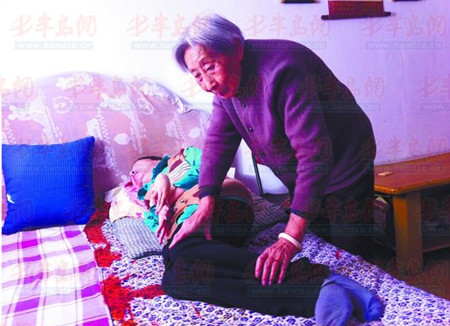 91岁母亲独自照顾残疾儿61年 每天抱起十余次(图)1 91岁母亲独自照顾残疾儿61年 每天抱起十余次(图)1