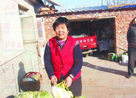 91岁母亲独自照顾残疾儿61年 每天抱起十余次(图)2 91岁母亲独自照顾残疾儿61年 每天抱起十余次(图)2